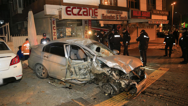 Kontrolden çıkan otomobil iş yerine daldı