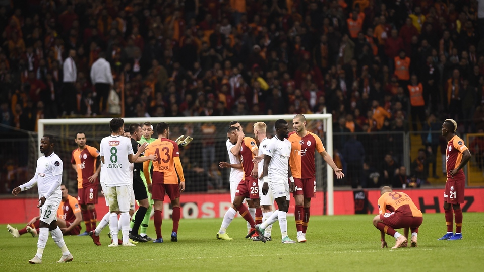 Galatasaray - Konyaspor maçında gerginlik
