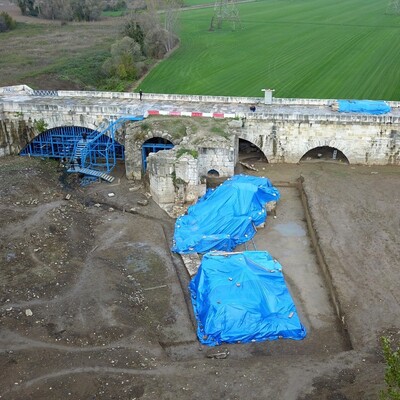 Tarihi köprüde ortaya çıkarıldı! Üzeri örtüyle kapatıldı