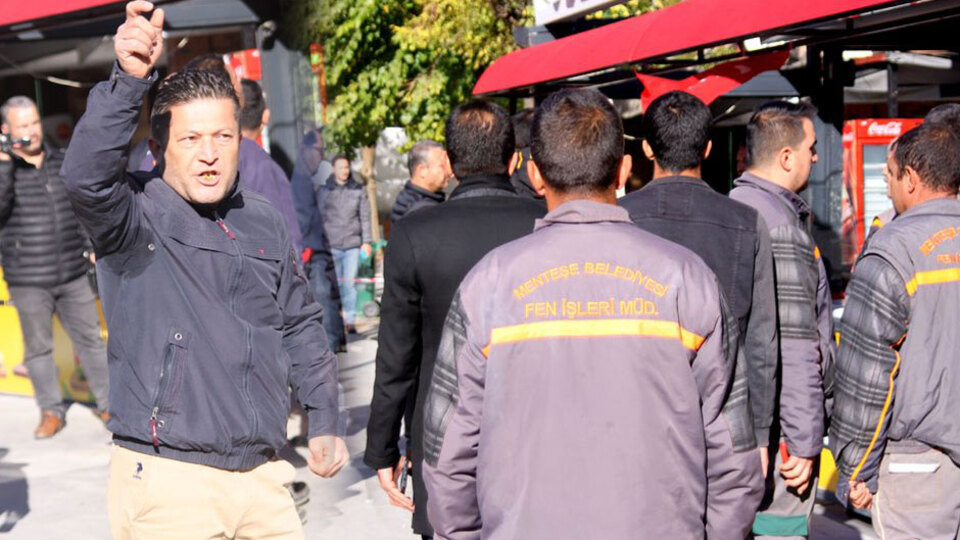 Çareyi İstiklal Marşı'nı çalmakta buldu