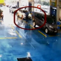 Lastik patlatıp soygun planı yapan hırsızlar kamerada