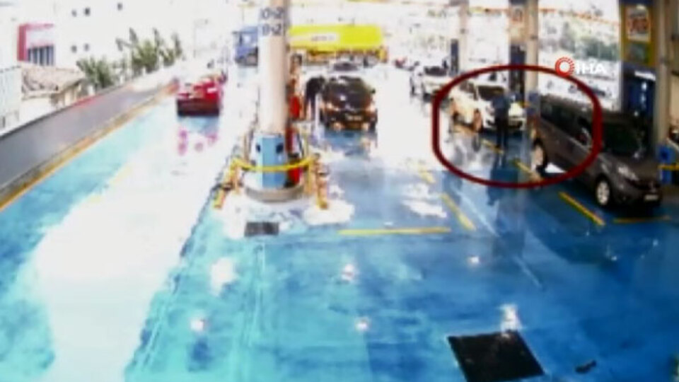 Lastik patlatıp soygun planı yapan hırsızlar kamerada