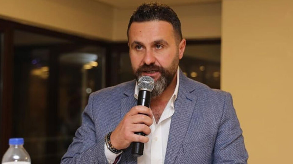 Deniz Kurt kimdir?