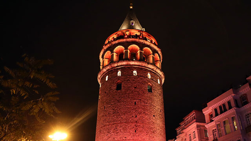 Galata Kulesi, turuncuya büründü