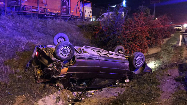 Takla atan otomobil su kanalına devrildi
