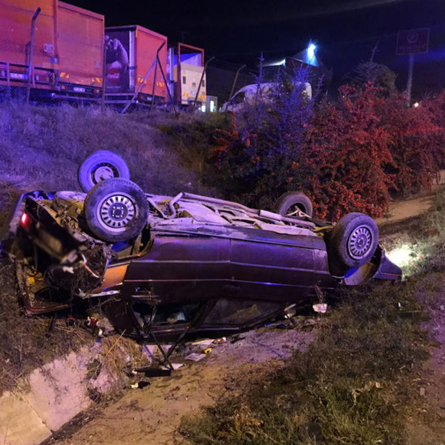 Takla atan otomobil su kanalına devrildi