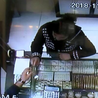 Bileziği alıp kaçtı kuyumcu affetti!