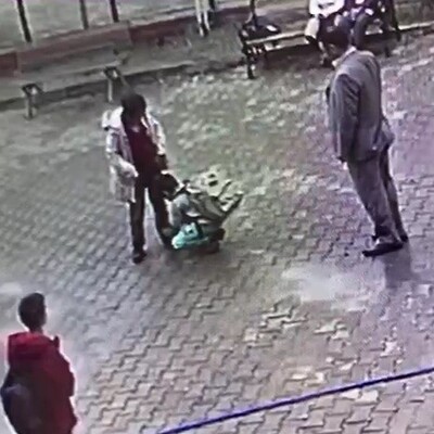 Müdür, engelli arkadaşının bağcıklarını bağlayan öğrenciyi alnından öptü