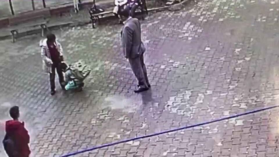 Müdür, engelli arkadaşının bağcıklarını bağlayan öğrenciyi alnından öptü