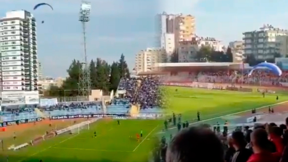 Adana derbisinde sahaya paraşütle indi!