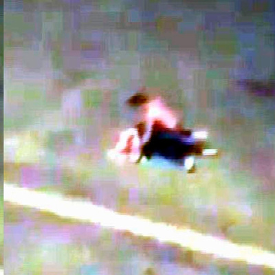 Sokak ortasında sevgilisi tarafından dakikalarca tekmelendi, şikayetçi olmadı