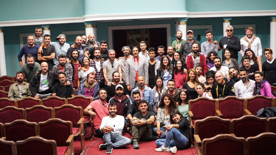 Filmi için sinema yaptırdı