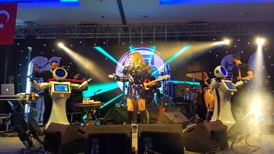 Merve söyledi, robotlar oynadı