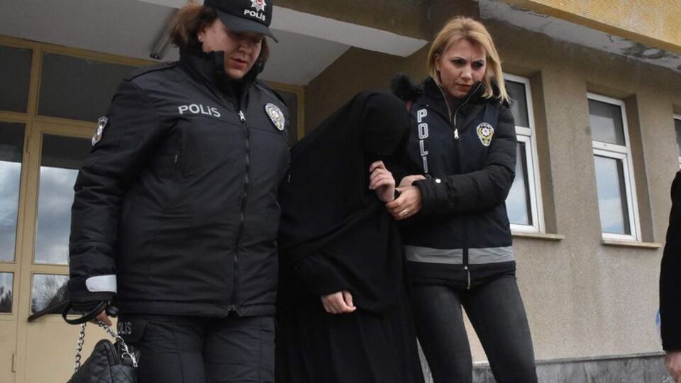 Atatürk Anıtı'na baltayla saldıran kadın, tedaviye alındı