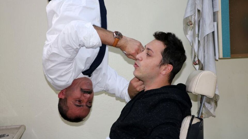 Yarasa berber görenleri hayrete düşürüyor