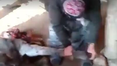 Görüntülere tepki yağdı, kendisini böyle savundu: 'Masaj yaptım'