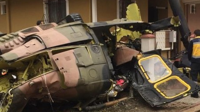 Sancaktepe'de askeri helikopter mahalleye düştü