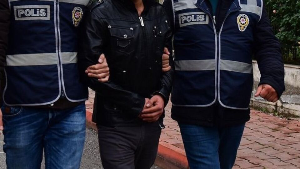 "Aile görünümlü" uyuşturucu sevkiyatı polise takıldı