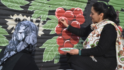 Annesiyle ilçenin duvarlarını renklendiriyor