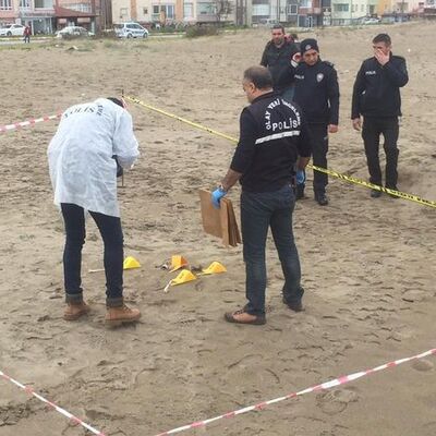 Kumsalda yürüyüş yapan vatandaşlar buldu