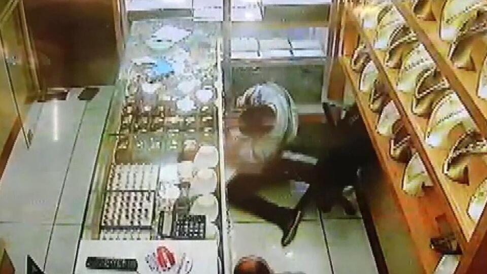 İstanbul'da dehşet anları! Soyguncuya telefonla direndi, soyguncu ise...