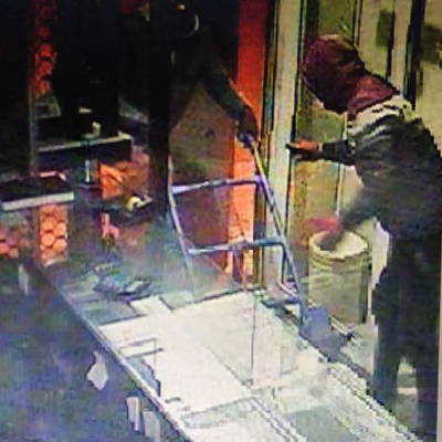 Kuyumcuya giren hırsızlar altın dolu kasayı açamadan kaçtı