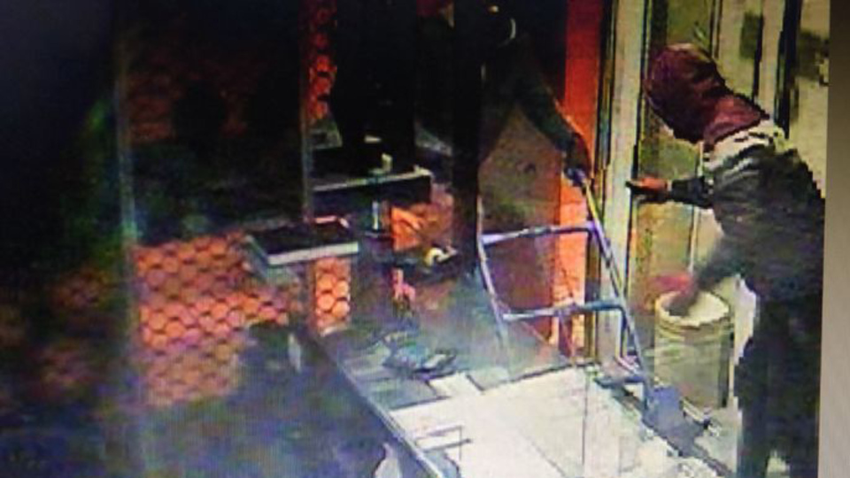 Kuyumcuya giren hırsızlar altın dolu kasayı açamadan kaçtı