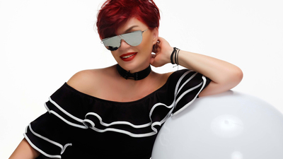 Emel Müftüoğlu işaret diliyle şarkı söyledi