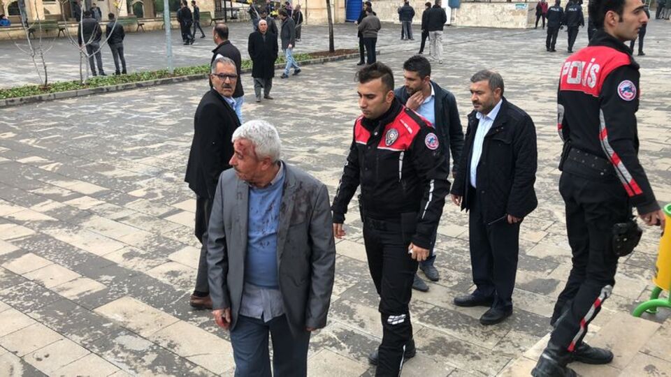 Cenazeyi bırakıp kavgaya tutuştular!