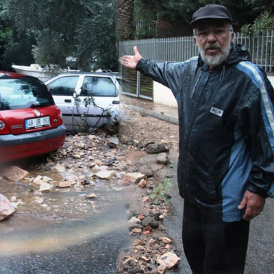 Su borusu patladı! Yol çöktü, araçlar sürüklendi...