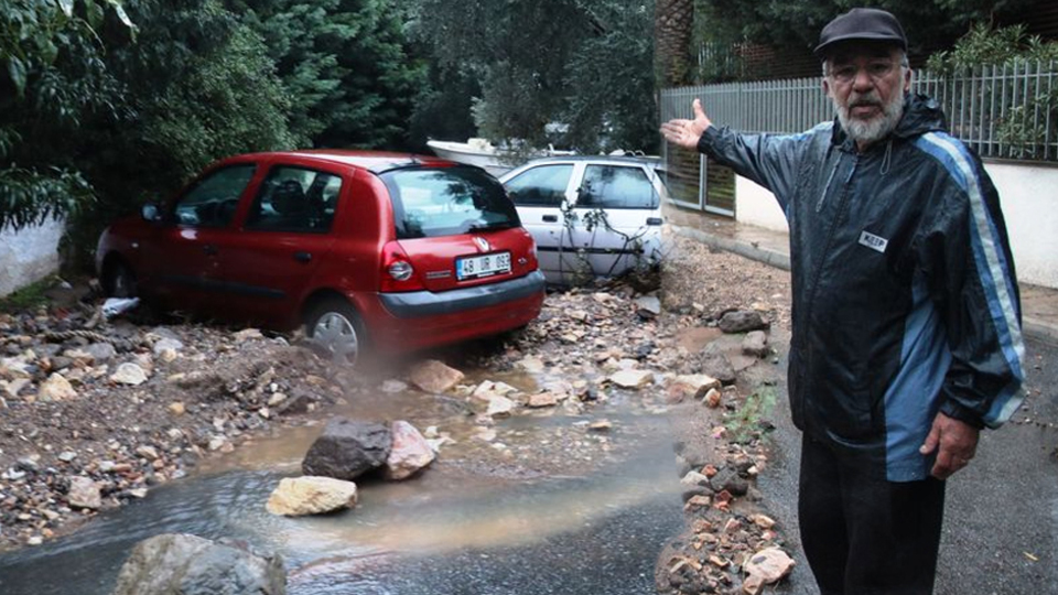 Su borusu patladı! Yol çöktü, araçlar sürüklendi...