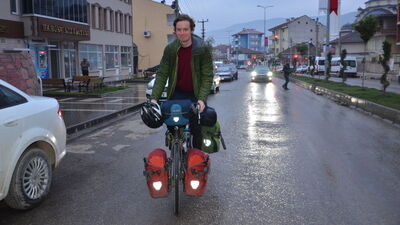 Hindistan'daki eşine bisikletle gidiyor!