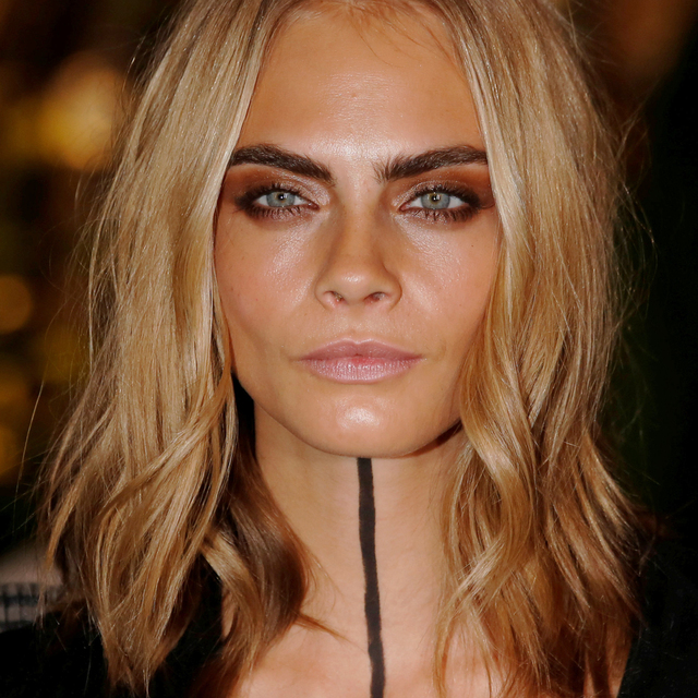 Cara Delevingne çekimde sakatlandı