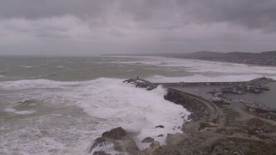 Fırtına etkili oluyor! Tekneler suya gömüldü