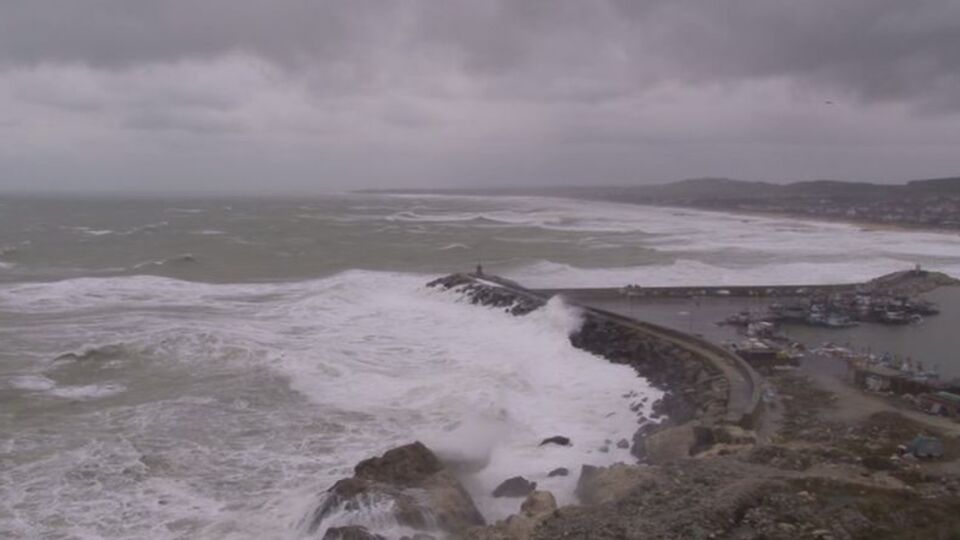 Fırtına etkili oluyor! Tekneler suya gömüldü