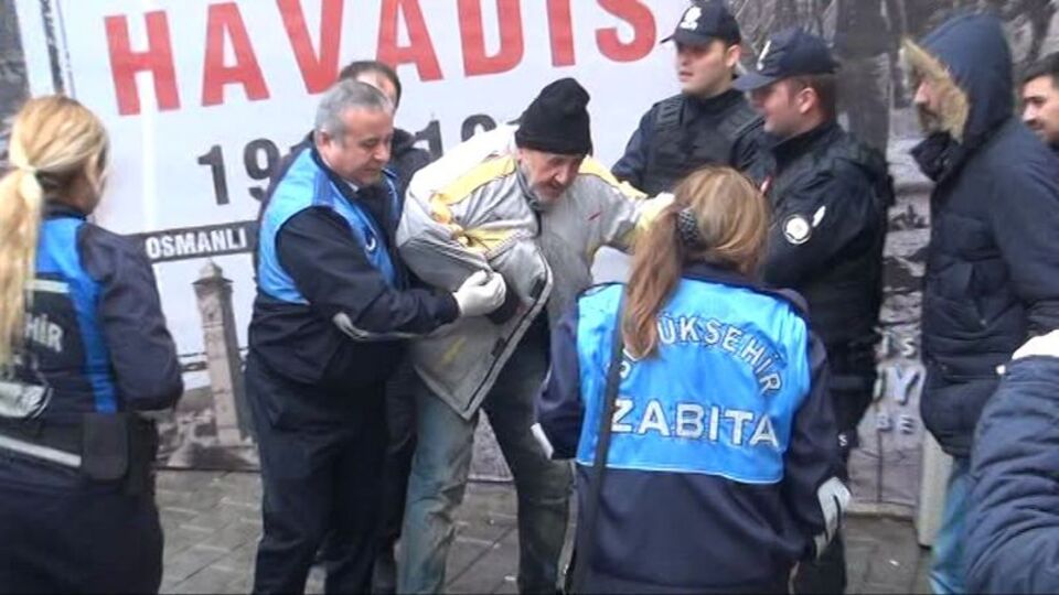 Taksim'de acı görüntü! Son anda yetiştiler...