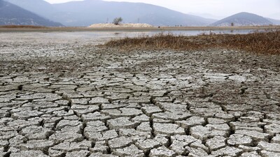 Antalya'da vahim manzara! Futbol sahası kadar kaldı