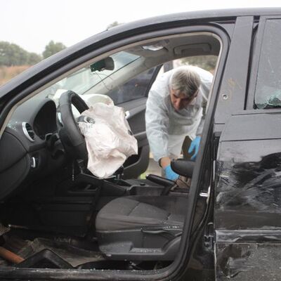 Duruşma çıkışı kanlı saldırı! Lüks otomobili taradılar