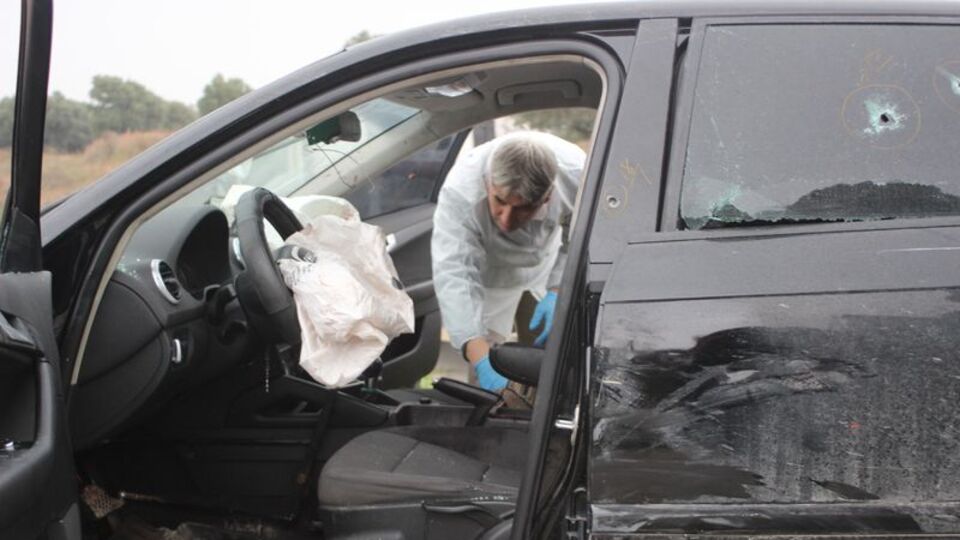 Duruşma çıkışı kanlı saldırı! Lüks otomobili taradılar