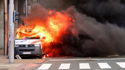 Fransa'daki 'Sarı yelekliler' protestosu Belçika'ya sıçradı: Brüksel'de 2 polis aracı ateşe verildi