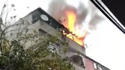 Bağcılar'da bir apartmanda korkutan yangın!