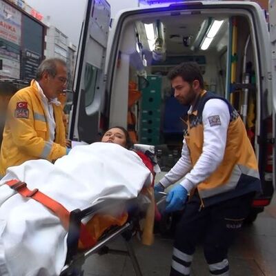 İstanbul'da kadına şiddet! Eşini sokakta bıçakladı!