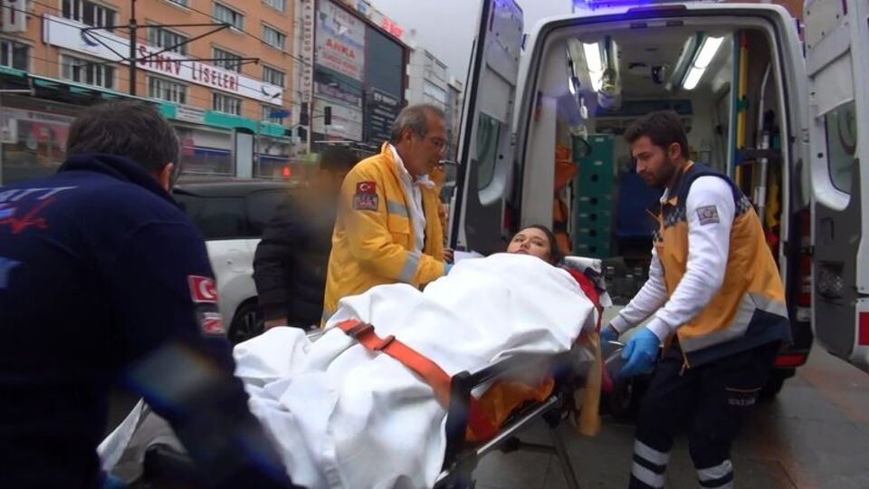 İstanbul'da kadına şiddet! Eşini sokakta bıçakladı!