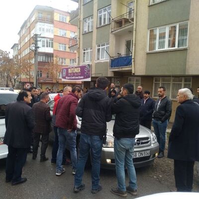 Genç kadın kapıya asılı kaldı!