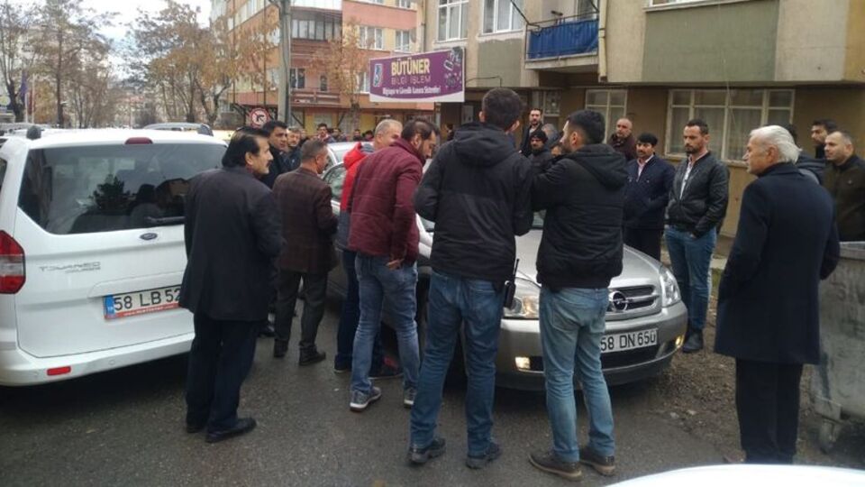 Genç kadın kapıya asılı kaldı!