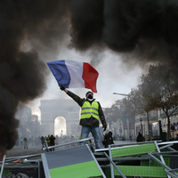 Fransa yine sokakta: Polis biber gazıyla müdahale ediyor!