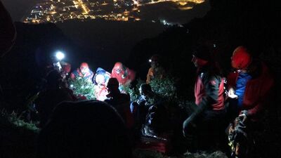 Kayalıklara düşen 2 İranlı 7 saat sonra kurtarıldı