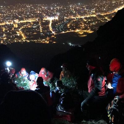 Kayalıklara düşen 2 İranlı 7 saat sonra kurtarıldı