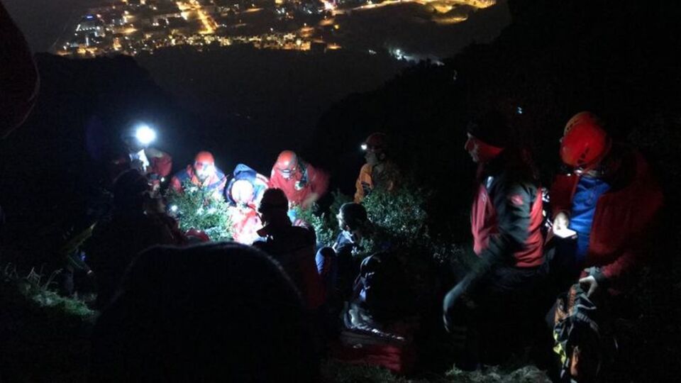 Kayalıklara düşen 2 İranlı 7 saat sonra kurtarıldı