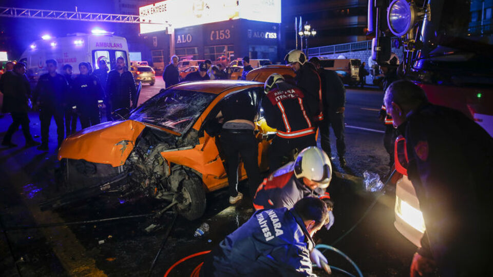 Kontrolden çıkan taksi bariyerlere çarptı: 3 yaralı